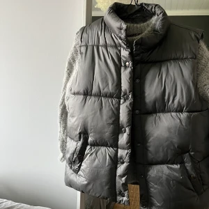Väst - Supersnygg väst som är i bra skick, använd endast ett fåtal gånger. ❤️skriv om du vill ha fler bilder, eller har frågor!!