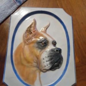 Gipstavla Boxer . - Fin gammal gipstavla med motiv av en Boxer .