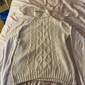 En stickad polotröja i storlek: L - En stickad polotröja. Lite mindre i storleken den har storlek L men är lite mer som en M.