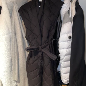 Väst - En quiltad, lång väst från h&m. Oanvänd.