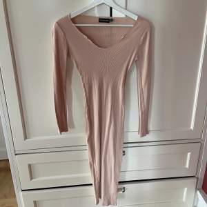 Beige/rosa klänning fråm prettylittlething i storlek XS, passar även S! Använd en gång, köpare står för frakt! 💗