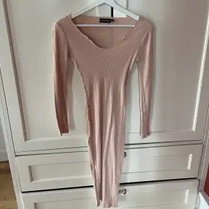 Beige/rosa klänning fråm prettylittlething i storlek XS, passar även S! Använd en gång, köpare står för frakt! 💗