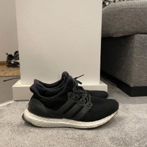 Adidas Ultra Boost (40,5) - Säljer mina Adidas Ultra Boost i storlek 40 1/3 då jag växt ur de! De är i helt okej skick (ca 7/10) och går att hämta upp i Göteborg eller fraktas med osårbar frakt.