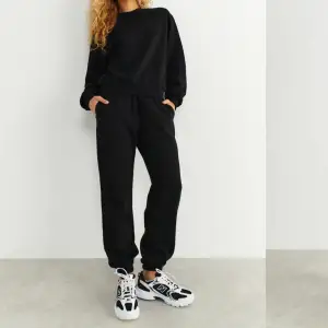 Jättefina mjukis byxor från gina Tricot. Använda få gånger men det har inga deffekter alls! 