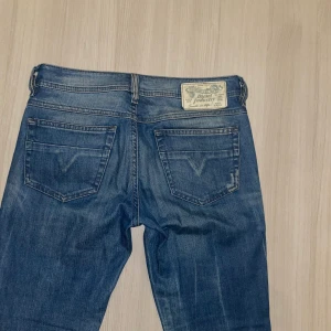 Lågmidjade jeans  - Säljer nu mina lågmidjade jeans från diesel då de tyvärr blivit för små, jättesnygg vintage modell med raka ben!  Bara att höra av sig vid frågor och funderingar🫶☺️