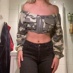 Militärtrupp från Fashionnova - Topp från Fashionnova. Aldrig använd!⭐️ går att reglera på sidorna för att få tightare/lösare, stretchigt material. Tror den blir för kort om man har större byst. Står att det är en XS, jag har S/M och kan ha denna.☺️ Passar många storlekar med andra ord!👍🏻