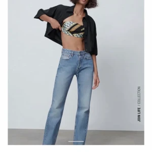 Zara midrise straight jeans  - Säljer dessa populära midrise straight jeans från Zara som inte finns kvar på hemsidan. Storlek 40 men passar mig som är en 38 samt skulle passa även 36 för en oversize look. 250 + frakt💕💕💕💕