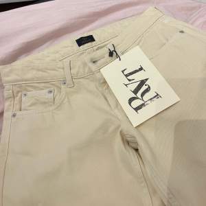 Helt nya så snygga beiga jeans från RVT, som tyvärr var för små för mig😭 Vill så gärna ha dem!! Storlek 36 från nelly.com. Alla lappar finns kvar⚡️👍🏼