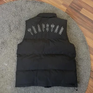 Trapstar Väst - Storlek Medium. Inga hål eller liknande