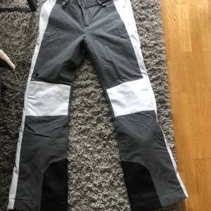 Peak performance  - Skid byxor från peak performance endast använda en dag i backen, som nya. Ger en super figur och snygg rumpa men är en då stretchiga,  stl small Bud mottages, nypris 3500:- ca  