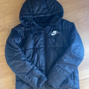 Nike Vinterjacka  - En svart vinterjacka från Nike. Storlek M. Jätteskön o fin. Inte använd mer än en vinter säsong. Skriv för fler bilder!!