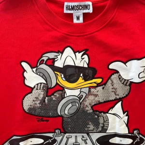 MOSCHINO för HM - Röd, med paljetter. Stl m, aldrig använd. 