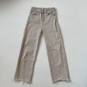 beiga jeans från lager 157. de har medelhög midja och är croppade, modell lane. köparen står för frakten. 