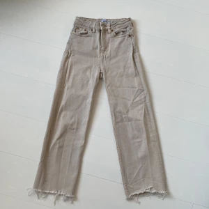 beiga jeans - beiga jeans från lager 157. de har medelhög midja och är croppade, modell lane. köparen står för frakten. 