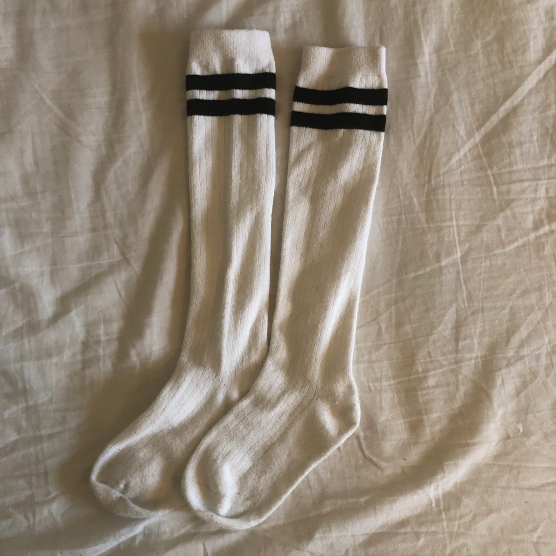 Knästrumpor med svarta detaljer 