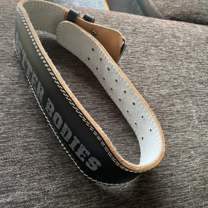 Better Bodies bälte och wrist wraps - Säljer ett bälte och wristwraps från Better Bodies. Bältet är knappt använt och wrist wrapsen är aldrig använda!