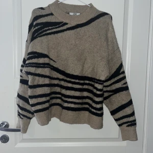 Stickad tröja  - Stickadtröja, jätteskön har inte använts så mycket! 