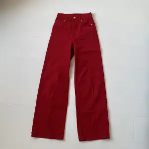 röda jeans i rak modell. från H&M i storlek 34. aldrig använda. köparen står för frakten. 
