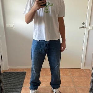 Baggy levis jeans - Hej, jag säljer mina gamla baggy jeans från levis eftersom att jag helt enkelt bytt stil och hellre vill se någon annan ha dessa snygga jeans.  Jeansen är i storleken 34/32, de är lite stora i midjan för mig på 187 cm och 81 kg (Jeansen har inga skador)