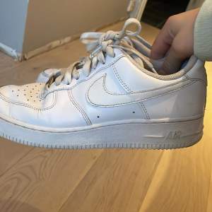 Ett par Nike air force 1 storlek 40,5 haft dom i några månader säljer dom pågrund av att dom är för små det är bra Skick någon liten smutts fläck med de ser man typ inte 