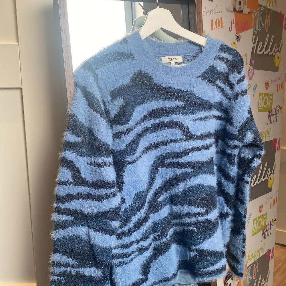 En stickad tröja i typ zebra mönster från B.Young, bara använd typ Tre gånger  . Stickat.