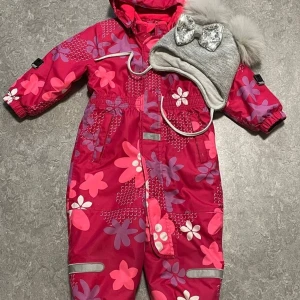 Vinter overoll och en mössa  - Säljer en vinter overoll och en mössa. Det passar till barn som är ungefär 80 cm. Kan hämtas i gbg eller fraktas. Och mössan ungefär 43 cm. 