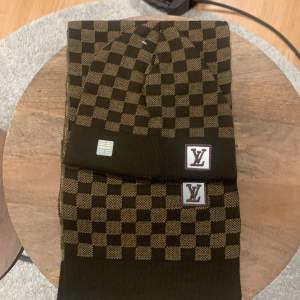 Louis Vuitton mössa + halsduk helt nya och oanvända