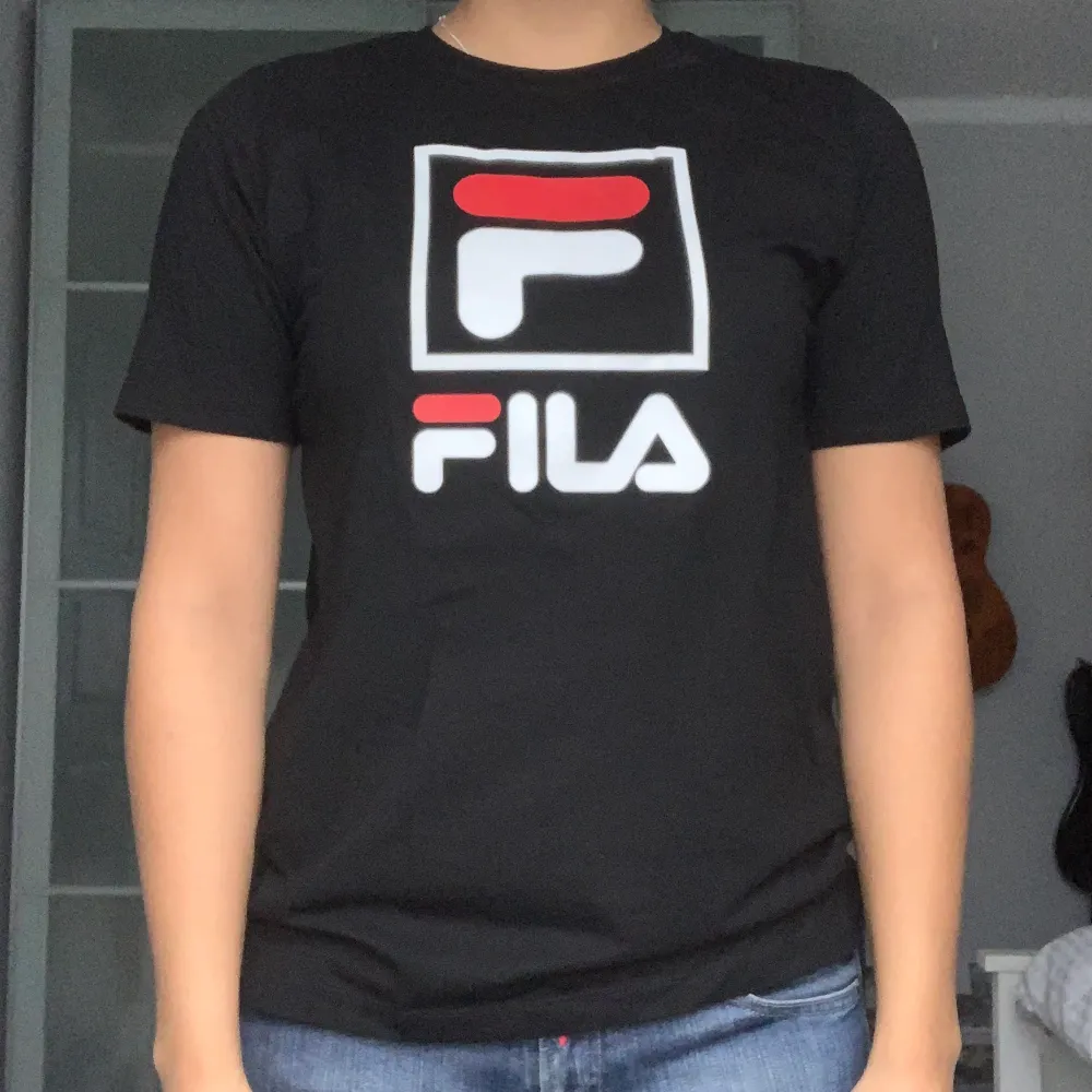 En basic Fila T-shirt med tryck på framsidan. I superbra skick!. T-shirts.