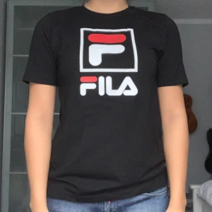 Fila T-shirt  - En basic Fila T-shirt med tryck på framsidan. I superbra skick!
