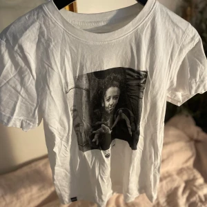Cool Camilla Cherry tisha  - T-shirt med tryck köpt på second hand ❣️