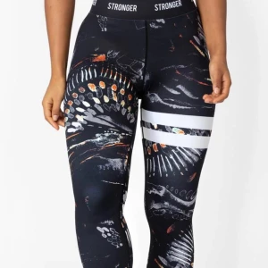 Stronger träningsset Voodoo - Ett otroligt träningssett från Stronger i serien Voodoo. Jag har bara använt settet kanske två gånger då det är för litet för mig. 450kr för både tights och sport-bh! Storlek M