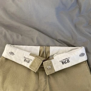 Dickies 874 - dickies 874 original fit || lånade bilder från den jag köpte av här på Plick || ganska mörka irl, ser ut som första bilden ungefär!! || väl använda, ganska slitna (bild 3) därav priset || köpare står för frakt💕