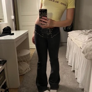 Jeans - Så coola 2000’s y2k jeans😭🙏🏼 Svåra att få tag på och väldigt rare🔥 Står ingen storlek men uppmanar till strl 28 typ! Jag är 1,66cm
