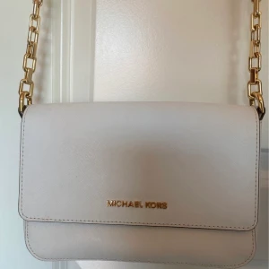 Michael Kors Väska - Vit Michael Kors väska, använd några få gånger men i bra skick! 