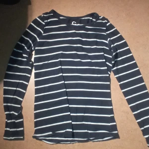 Randig tröja  - Enkel randig tröja i elastiskt bomullstyg, mörkblå och vit. Bra basic. Storlek XS från Cubus men mycket töjbar. 20 kr plus ev frakt 🖤