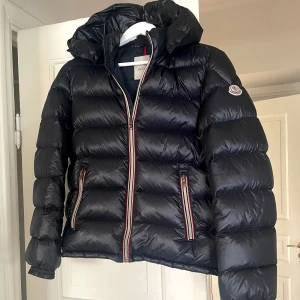 Moncler jacka - Mörkblå monclerjacka i storlek 14, motsvarar XS/S. Avtagbar luva. Bra skick, äkta! 