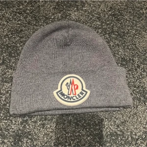moncler mössa - moncler mössa,nyskick, nypris 2700kr