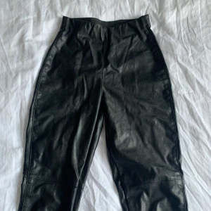 Skinnbyxor - Aldrig använda, sitter fint i midjan o låter inte. I priset ingår frakt🤩