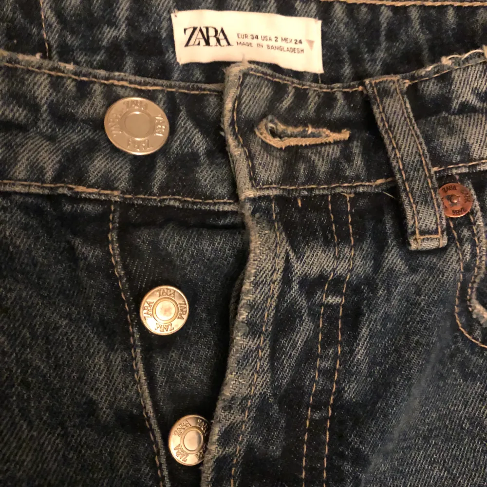 Sjukt snygga midrise jeans från zara. Säljs för att de är för långa på mig och kommer inte till användning💕. Jeans & Byxor.