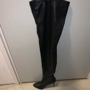 Lårhöga klackar  - Köpta för ett år sedan från even&odd, kostade 1099kr och de är storlek 40, men om man har storlek 39 så kan man även bära dessa.  De är endast provade inomhus! Säljer för 500kr, kan gå ner i pris vid snabb affär.