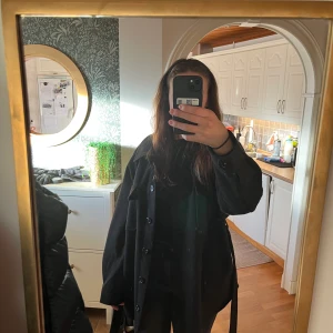 Höstjacka - Säljer nu min fina shacket som är köp på Nelly för ca 1 år sedan. Superfin höstjacka i oversize modell som ändå håller bra med värme. Säljer pga att den blivit för stor för mig, men är fortfarande i fint skick.  Orginalpris 599, mitt pris 199 🤩