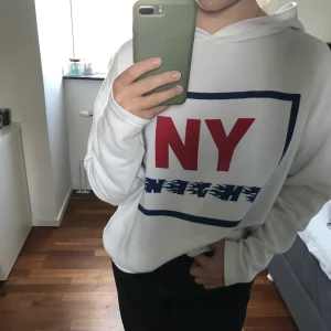 Hoodie  - En vit hoodie med tryck i storlek L, passar även S/M beroende på hur man vill att den ska sitta. Jag bär oftast storlek S som referens. Ytterst lite nopprig i tyget men annars i bra skick. 