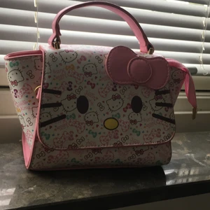 Liten väska - Detta är en liten hellokitty väska som säljs för 100kr och alldrigtvarit användt. Hämtas upp i växjö. 