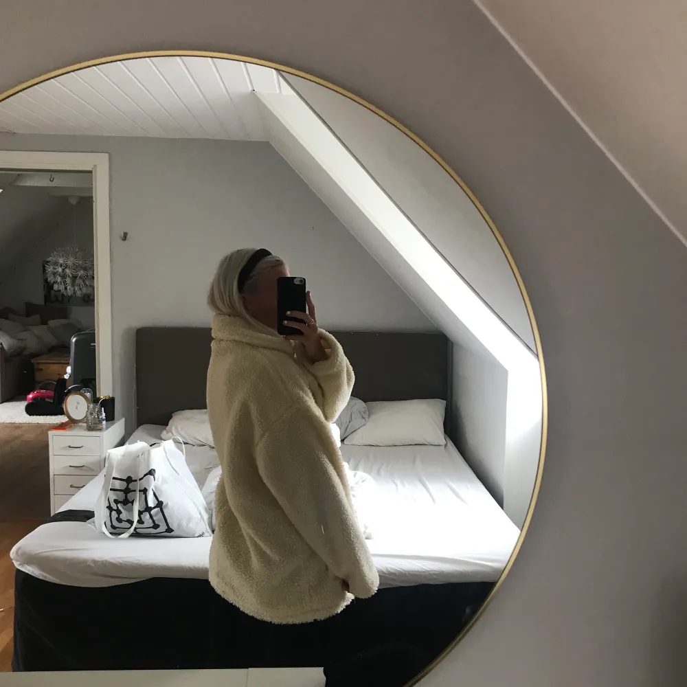 Mysig Teddy jacket som jag använt 1-2 gånger då den inge är min stil tyvärr. Har klippt den själv så den blev kort.✂️ (inget man lägger märke till gällande sömmar osv). Takit.