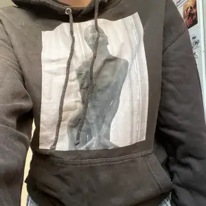 The cool elephant hoodie i färgen svart som är i bra kvalitet