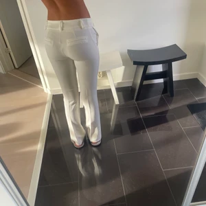 Lågmidjade kostymbyxor - Vita lågmidjade kostymbyxor, samma modell som förra annonsen (de beige)! Använda 1 gång så de är i nyskick❤️