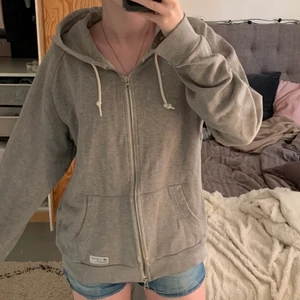 Grå zip hoodie - Säljer en grå zip hoodie ifrån Adidas!  Tröjan har defekter vid ärmen, se sista bilden.  