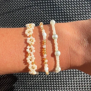 Pärlarmband - Pärlarmband med valfri storlek, färg & mönster 💐 2 armband för 32kr, 3 armband för 42kr, 4 armband för 52kr, 5 armband för 62kr. Blomarmband kostar 40kr Frakten kostar 13kr 🌸