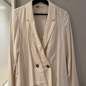 Dubbelknäppt blazer storlek S - Dubbelknäppt tunn blazer i storlek S. Benvit och knapp använd. 
