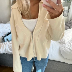 Kofta jacka  - Så fin kofta/jacka från Åhléns , Sista bilden är min egna! Färgen är typ off white! Fint skick endast använt fåtal gånger!! Storlek M sitter snyggt oversized på mig som är en XS!